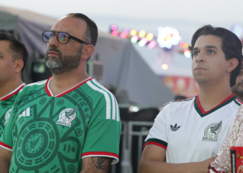 Héctor Ortiz convive con familias juarenses durante transmisión del partido México vs Corea