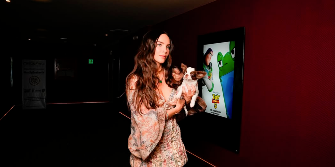 Belinda celebra su llegada a Toy Story 5 y promueve donación de juguetes para niños