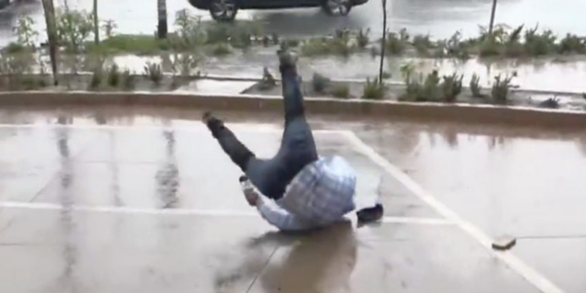 Reportero cae en plena transmisión mientras advertía sobre los riesgos de la lluvia y se vuelve viral
