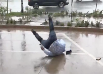 Reportero cae en plena transmisión mientras advertía sobre los riesgos de la lluvia y se vuelve viral