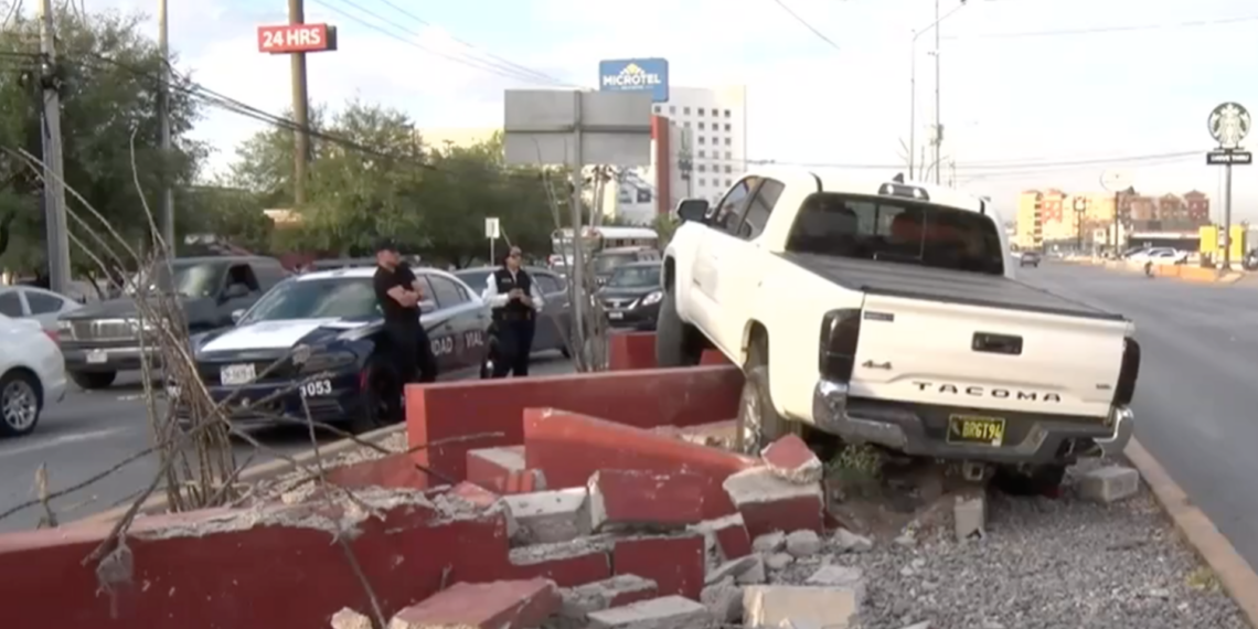 Accidente por cansancio termina con camioneta sobre camellón cerca del Consulado de Estados Unidos