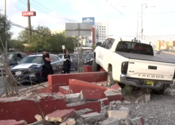 Accidente por cansancio termina con camioneta sobre camellón cerca del Consulado de Estados Unidos
