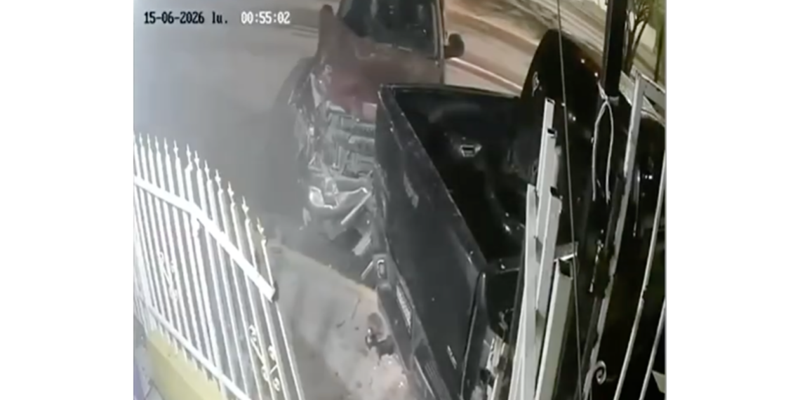Conductor huye tras chocar vehículo estacionado y destruir reja de una vivienda