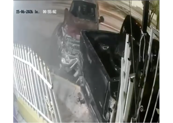 Conductor huye tras chocar vehículo estacionado y destruir reja de una vivienda