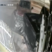 Conductor huye tras chocar vehículo estacionado y destruir reja de una vivienda