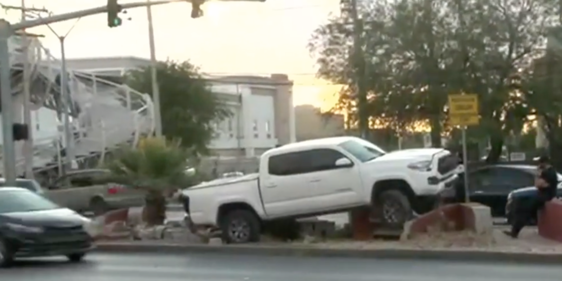 Camioneta termina sobre camellón tras aparatoso accidente en Paseo de la Victoria