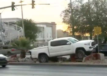 Camioneta termina sobre camellón tras aparatoso accidente en Paseo de la Victoria
