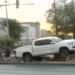 Camioneta termina sobre camellón tras aparatoso accidente en Paseo de la Victoria