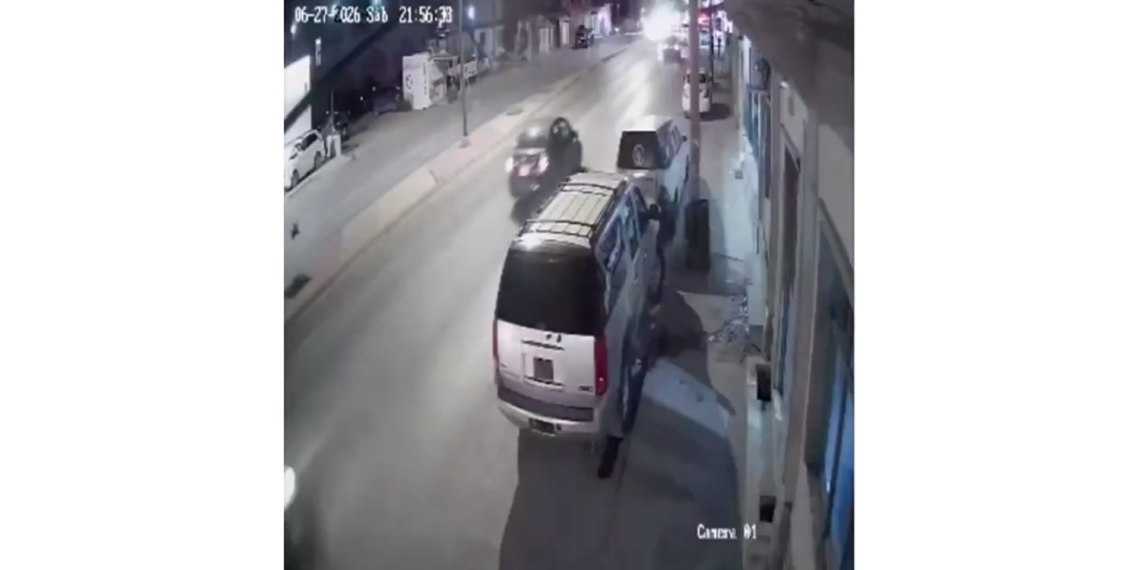 Captan en video choque y fuga del conductor responsable en avenida de los Aztecas