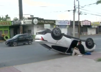 Choque con volcadura provoca caos vial en Paseo de la Victoria
