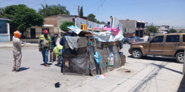 Retiran construcción improvisada que invadía vialidad tras denuncias vecinales