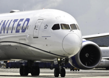 Desvían vuelo de United Airlines tras intento de un pasajero por acceder a la cabina