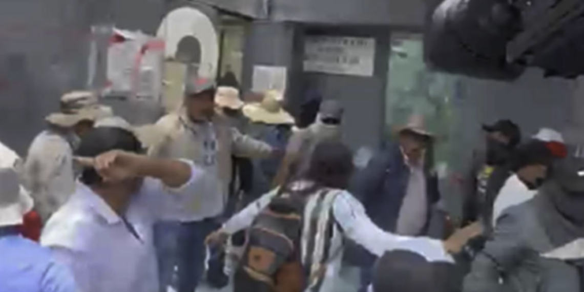Manifestantes irrumpen en oficinas de la SEP y provocan daños en instalaciones de la Ciudad de México