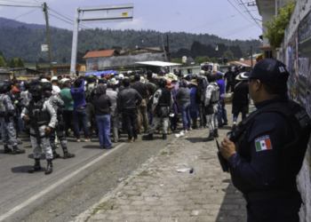 Madre reprende con cinturón a su hijo tras ser retenido por presunto intento de robo en Edomex