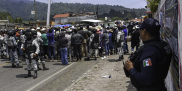 Madre reprende con cinturón a su hijo tras ser retenido por presunto intento de robo en Edomex
