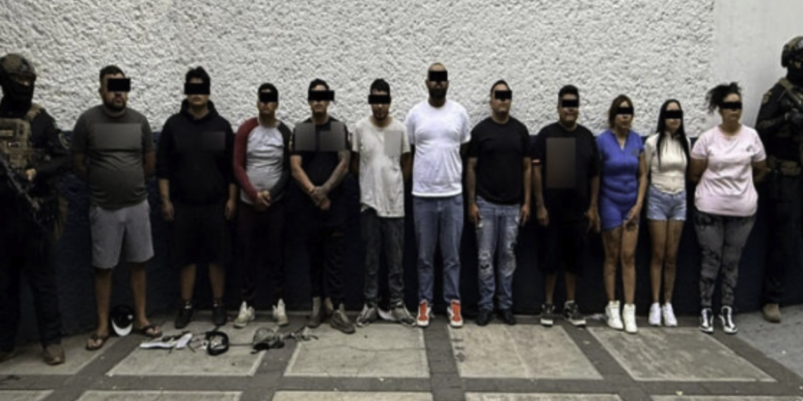 Detienen a 12 presuntos integrantes de célula delictiva en la GAM; aseguran armas, droga y objetos robados