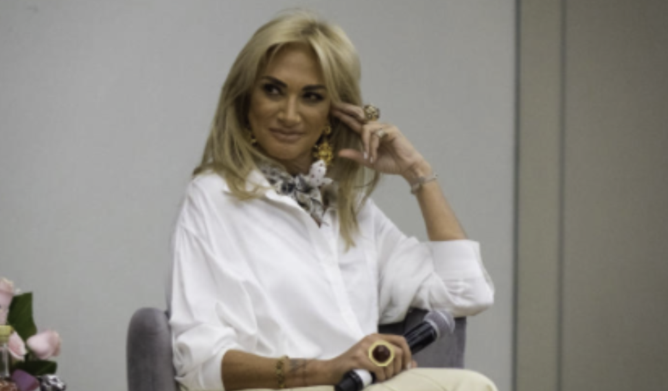 Detienen a excolaboradora de Adela Micha por presunto fraude millonario