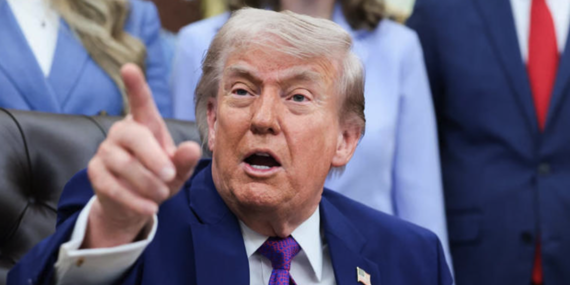 Trump busca revocar ciudadanía a inmigrantes naturalizados acusados de fraude migratorio