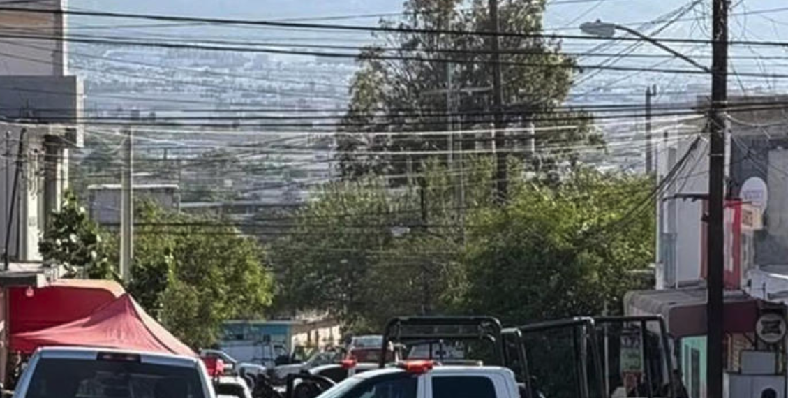 Comerciante enfrenta asalto en Monterrey; abate a dos agresores, pero su hijo pierde la vida