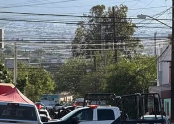Comerciante enfrenta asalto en Monterrey; abate a dos agresores, pero su hijo pierde la vida
