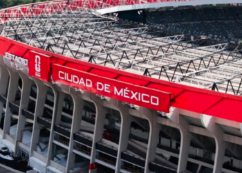 Título: Extranjero es trasladado en estado crítico desde las inmediaciones del Estadio Ciudad de México