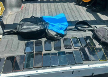 Detienen a pareja con 13 celulares presuntamente robados durante festejos en el Centro Histórico