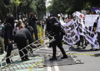Enfrentamiento entre manifestantes y policías marca el arranque del torneo en el Estadio Ciudad de México