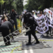 Enfrentamiento entre manifestantes y policías marca el arranque del torneo en el Estadio Ciudad de México