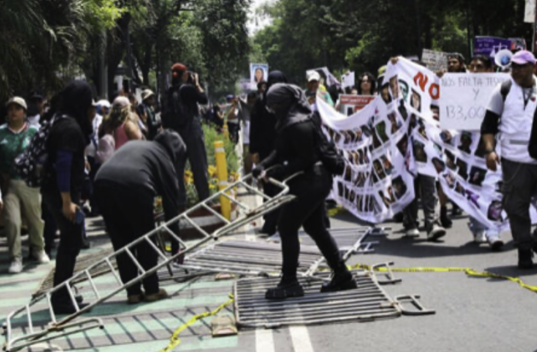 Enfrentamiento entre manifestantes y policías marca el arranque del torneo en el Estadio Ciudad de México