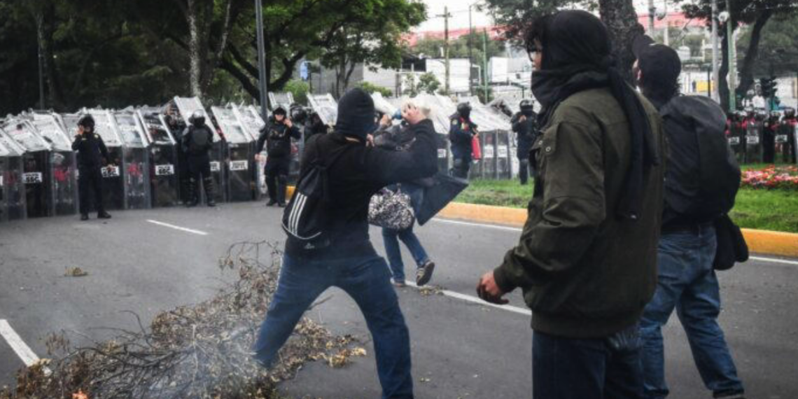 Inauguración deja 19 detenidos y 11 policías le.sionados en la capital