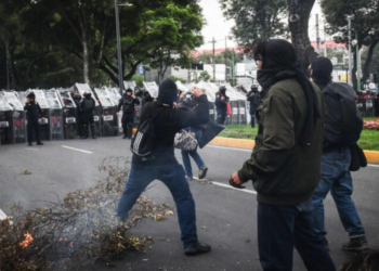 Inauguración deja 19 detenidos y 11 policías le.sionados en la capital