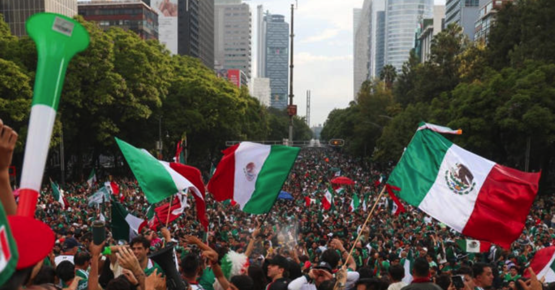 Detienen a aficionados por consumir alcohol en la vía pública tras festejos por triunfo de México