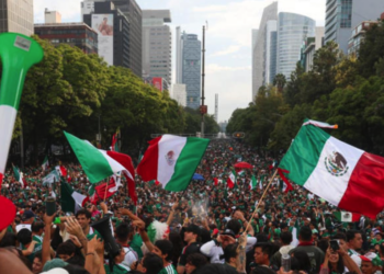 Detienen a aficionados por consumir alcohol en la vía pública tras festejos por triunfo de México