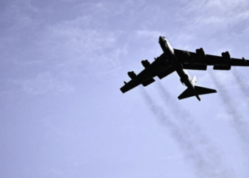 Se estrella bombardero militar de Estados Unidos tras despegar de base en California