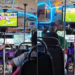 Chofer convierte su autobús en una sala para seguir la Fiesta Futbolera