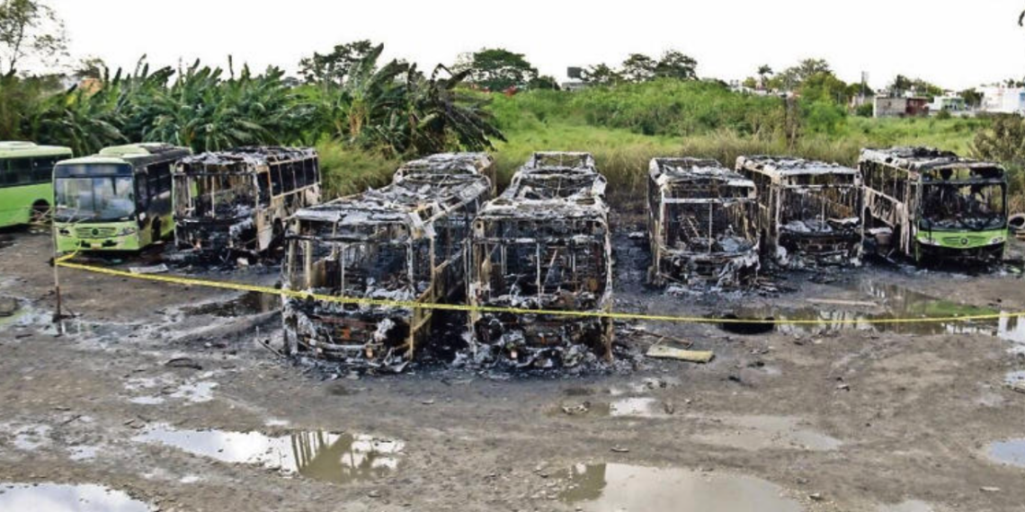 Incendio consume cinco unidades de transporte público en Cancún; evacúan a 10 personas