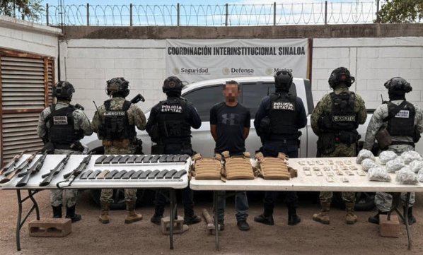 Detienen a presunto integrante de grupo armado en Navolato; aseguran cinco fusiles AK-47