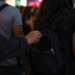 Tiktoker denuncia presunta red de robo de celulares a la salida de conciertos en CDMX