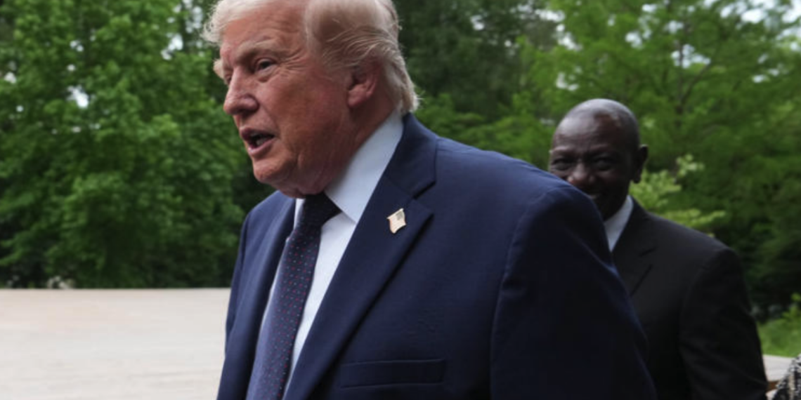 Trump atribuye baja en seguros de auto a su política migratoria; expertos rechazan la afirmación