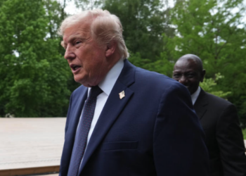 Trump atribuye baja en seguros de auto a su política migratoria; expertos rechazan la afirmación