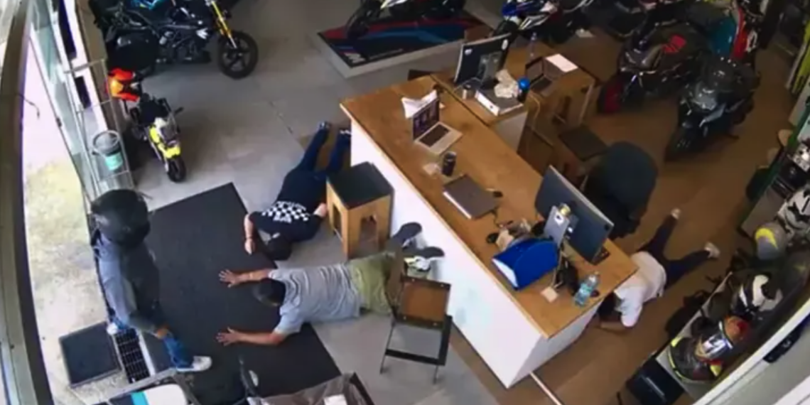 Asal.tan con vio.lencia agencia de motocicletas en Cuernavaca; ro.bo quedó grabado en video