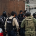 Se atrinchera con su familia para evitar ser llevado a rehabilitación; termina detenido en Tecámac