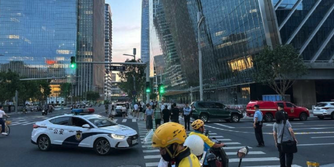 Avioneta impacta rascacielos en Beijing y provoca evacuación masiva