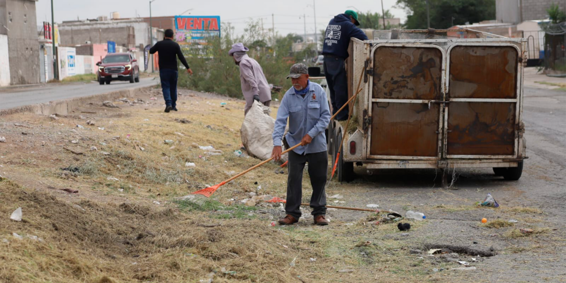 Dan mantenimiento y limpieza a camellón de la calle Yepómera