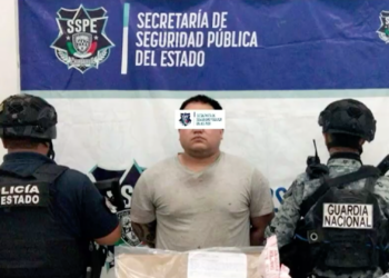 Detienen a hombre de Arizona con arma y 50 municiones en Versalles Residencial