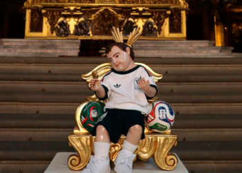 Miles visitan al “Niño futbolista” en la Catedral para pedir por el triunfo de México