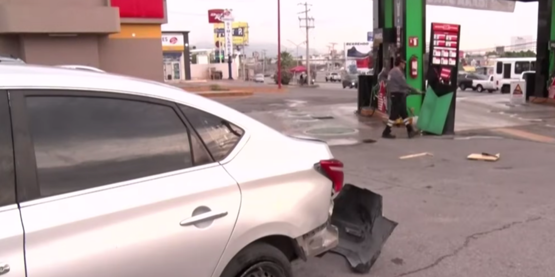 Conductor choca en gasolinera y causa destrozos con un pico; agredió a un empleado