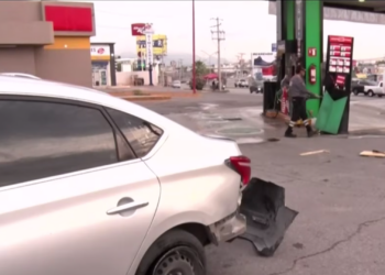 Conductor choca en gasolinera y causa destrozos con un pico; agredió a un empleado