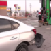 Conductor choca en gasolinera y causa destrozos con un pico; agredió a un empleado