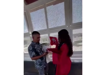 Graduada cruza la frontera para agradecer a su padre y conmueve a miles en redes sociales